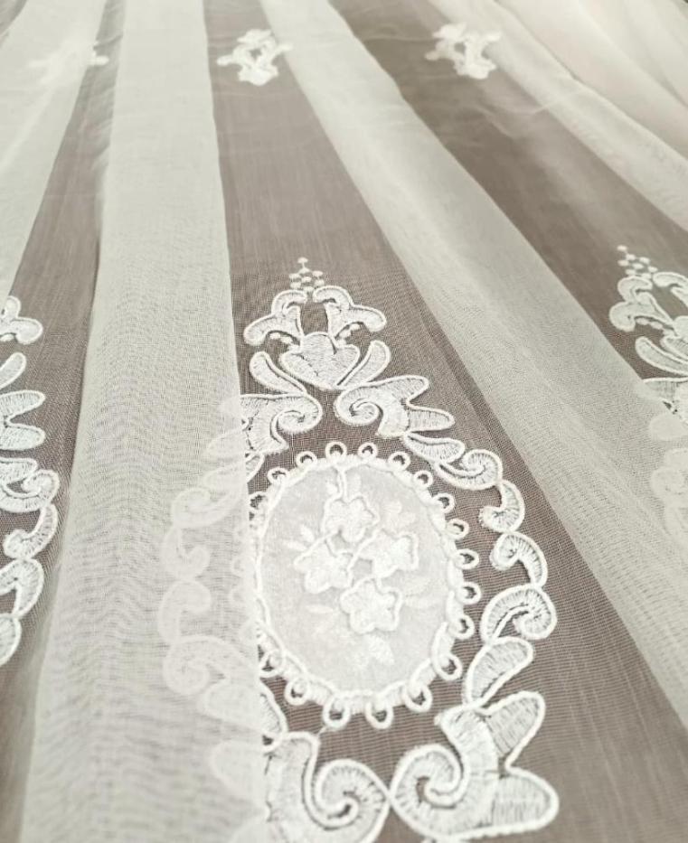 3990--Гардинная ткань Bamboo (белый цвет) с вышивкой (белая бархатная корона)