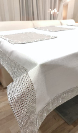 Galdauts ar dekoratīviem akmeņiem 150x225